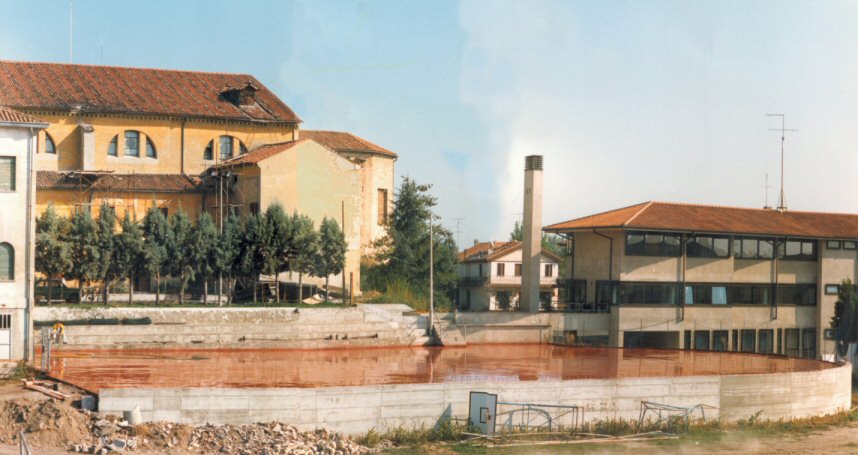 Pavimentazione industriale al quarzo rosso eseguita su piattaforma polivalente ad uso sportivo-ricreativo in località Solesino (1985)