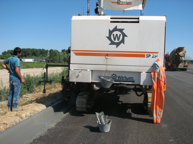 lavoro in calcestruzzo per cordoli autostrada Valdastico