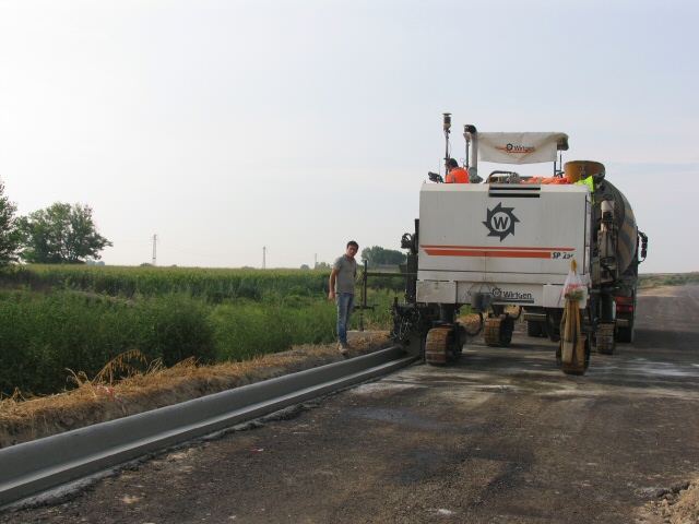 lavoro in calcestruzzo per cordoli autostradali